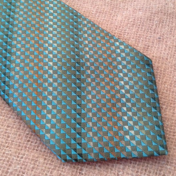 Kenneth Cole Reaction Silk Tie - Picture 2 of 7